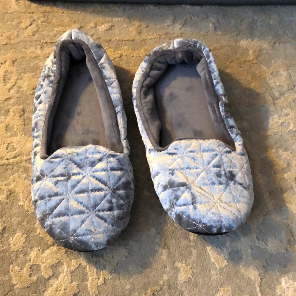 Soft gray slippers 9.5-10.5